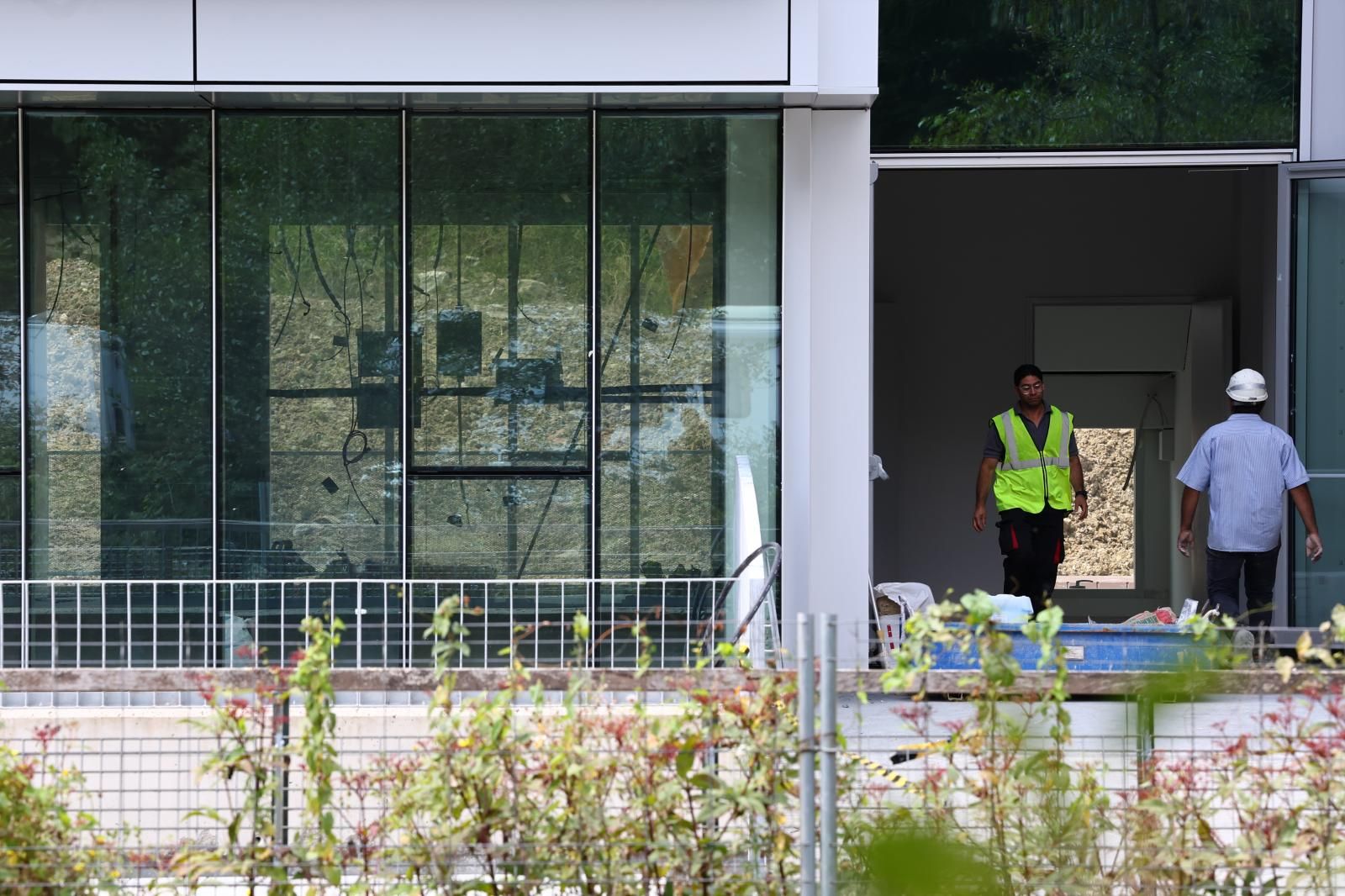 Trabajadores en el edificio de Ikerbasque donde se ha instalado el superordenador.