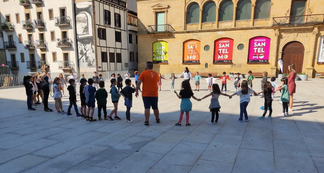 Euskarazko jolasak bueltan dira Donostiako parkeetan