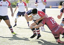 Jugadores del Ordizia y el LIceo Francés disputan el balón en el partido de este domingo.