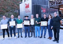 Los galardonados en el 24º Concurso de Sidra de Gipuzkoa posan con sus respectivos reconocimientos.