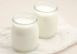 El líquido del yogur, explicado: qué contiene y por qué conviene no tirarlo