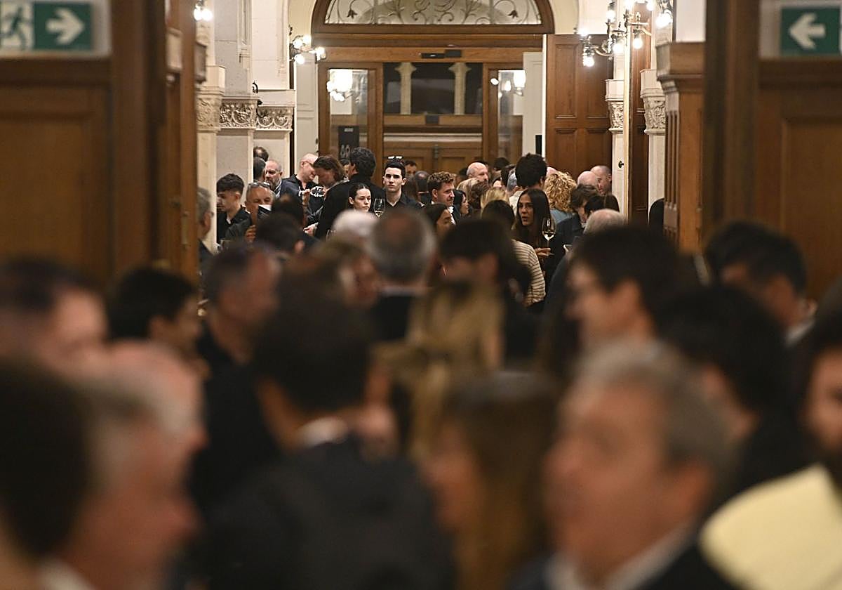 En el interior del Palacio Miramar los invitados podían pasear por las salas y pasillos para encontrar esos estands en los que elegir entre una cuidada gastronomía.