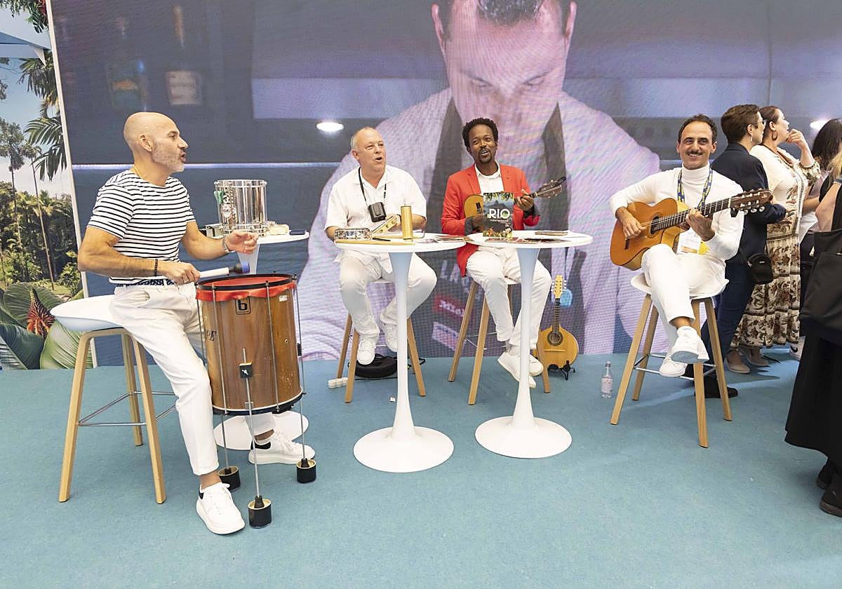 El grupo Sambastián ameniza la tarde del lunes en el estand de Río de Janeiro, donde Yon Pavón elaboraba caipirinhas.