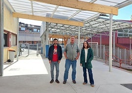 Eneko del Amo, Aitor Sarasua e Itsaso Cruz posan bajo la nueva cubierta del centro escolar.