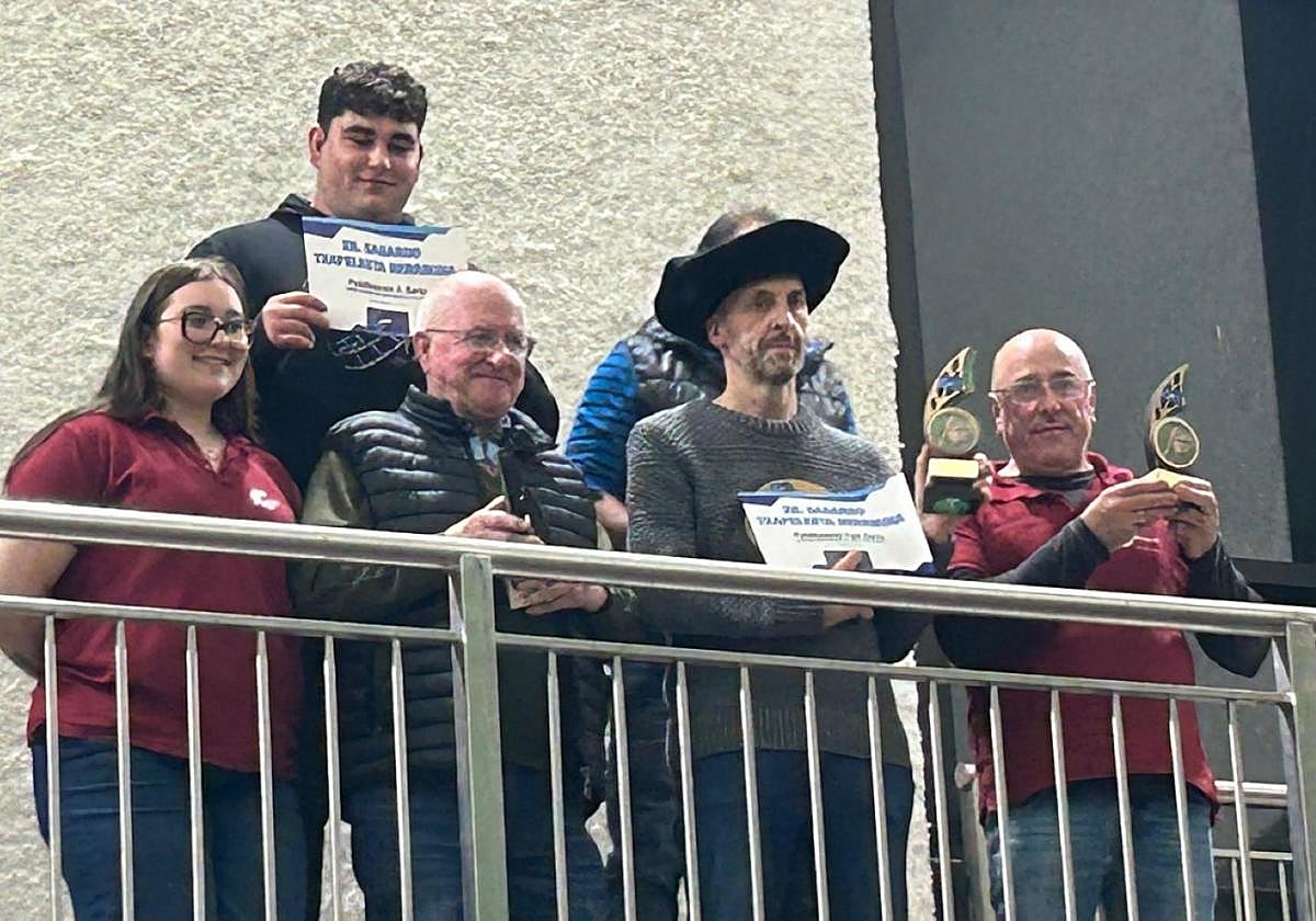 Jende ugari gerturatu zen Errezilgo frontoira sagardoaren festaz gozatzera. Eskubian, irabazleak, sariekin.