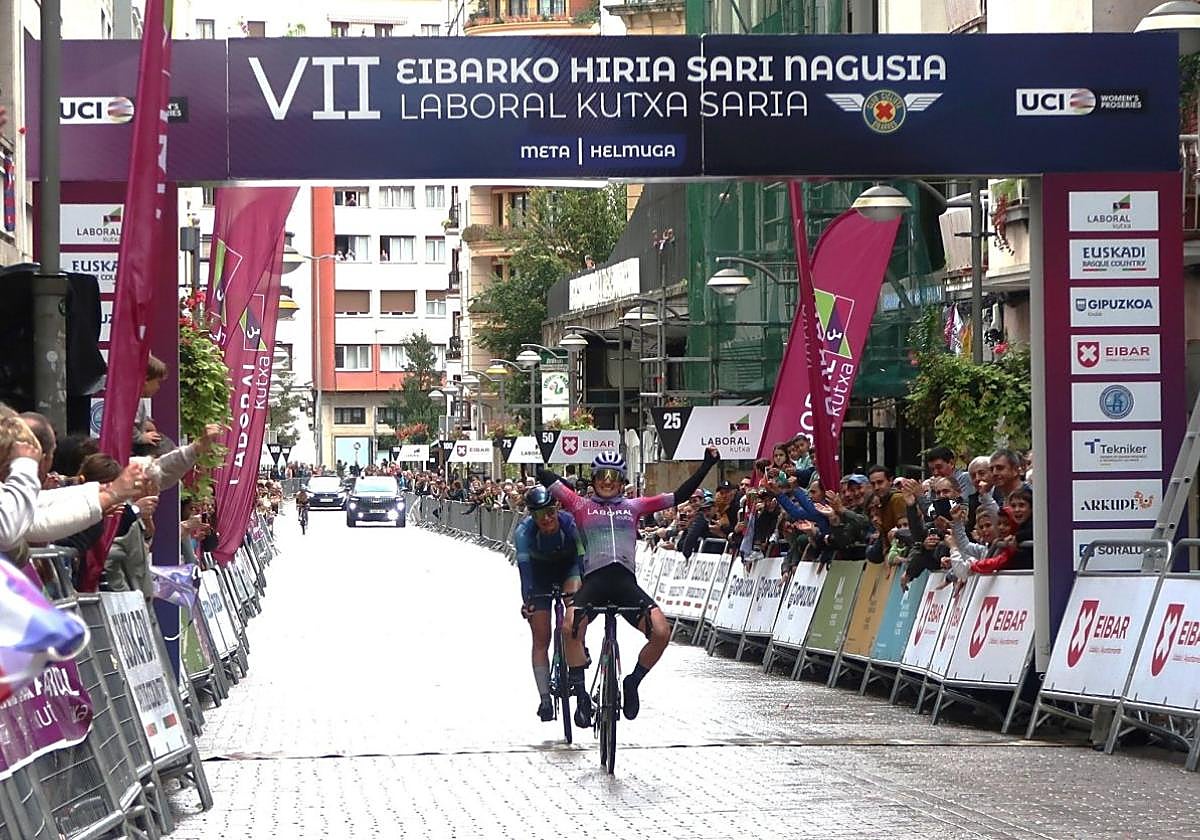 Debora Silvestri celebra la victoria en el Gran Premio Ciudad de Eibar al cruzar la meta de Toribio Etxebarria en primera posición.