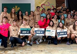 Erronkan eta bideo lehiaketan saritutako taldeak, Maalako parkean, sariak jasota.