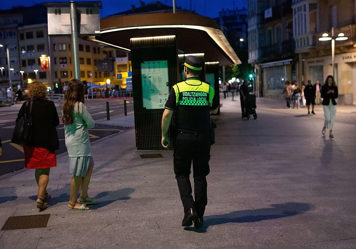 Un agente de la Policía Local camina por el entorno de Fermín Calbetón.