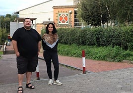 Los concejales de Deportes, Edorta Fernández, y Bienestar Social, Olaia Lasa, ante las instalaciones de Elorsoro..