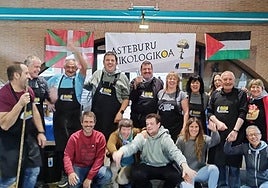 Grupo de voluntarios y voluntarias de Lekanazpi el domingo, en la Azoka.
