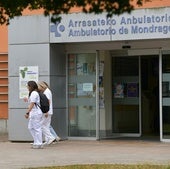 Varias sanitarias caminan frente al ambulatorio de Arrasate, donde el absentismo laboral alcanza el 9,7%.