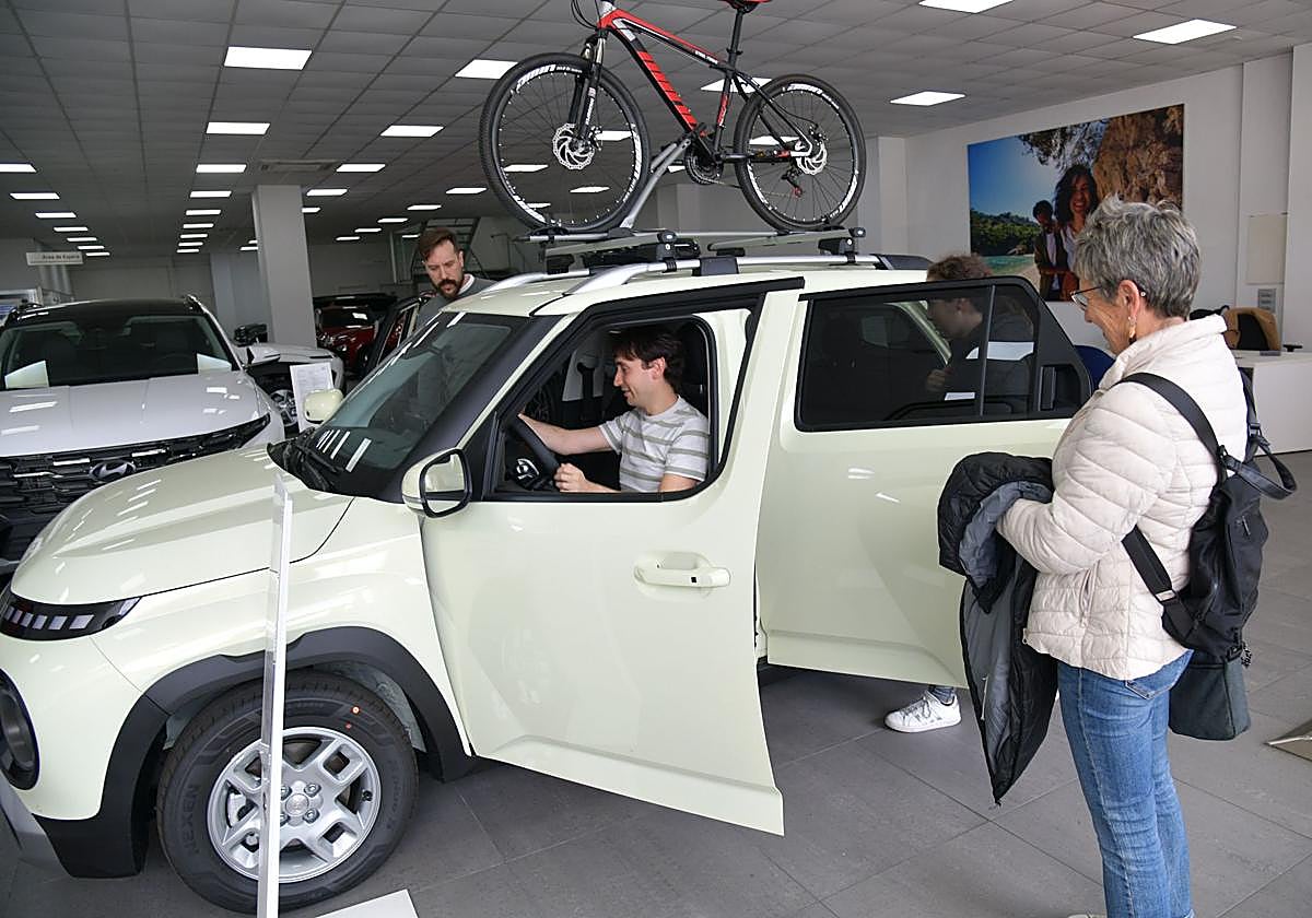 Clientes prueban un vehículo en un concesionario de Oiartzun.