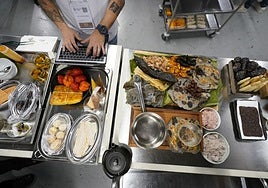 Aitor Arregi, del Elkano de Getaria, y Xabier Agote, presidente y fundador de Albaola de Pasaia, con la réplica de la Nao San Juan en pantalla.