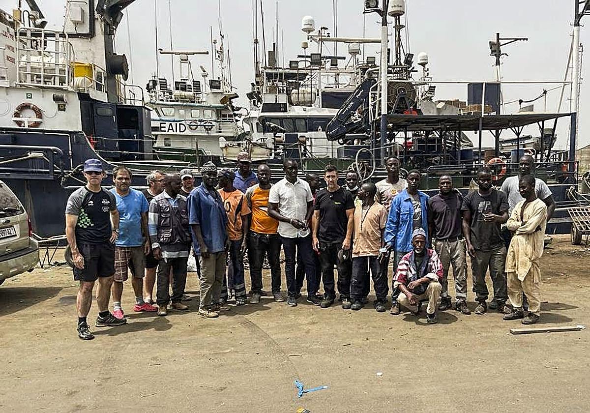 Parte de los tripulantes de los cuatro buques atuneros, dos de ellos con base en Gipuzkoa, que están amarrados en Dakar desde el pasado mes de noviembre.