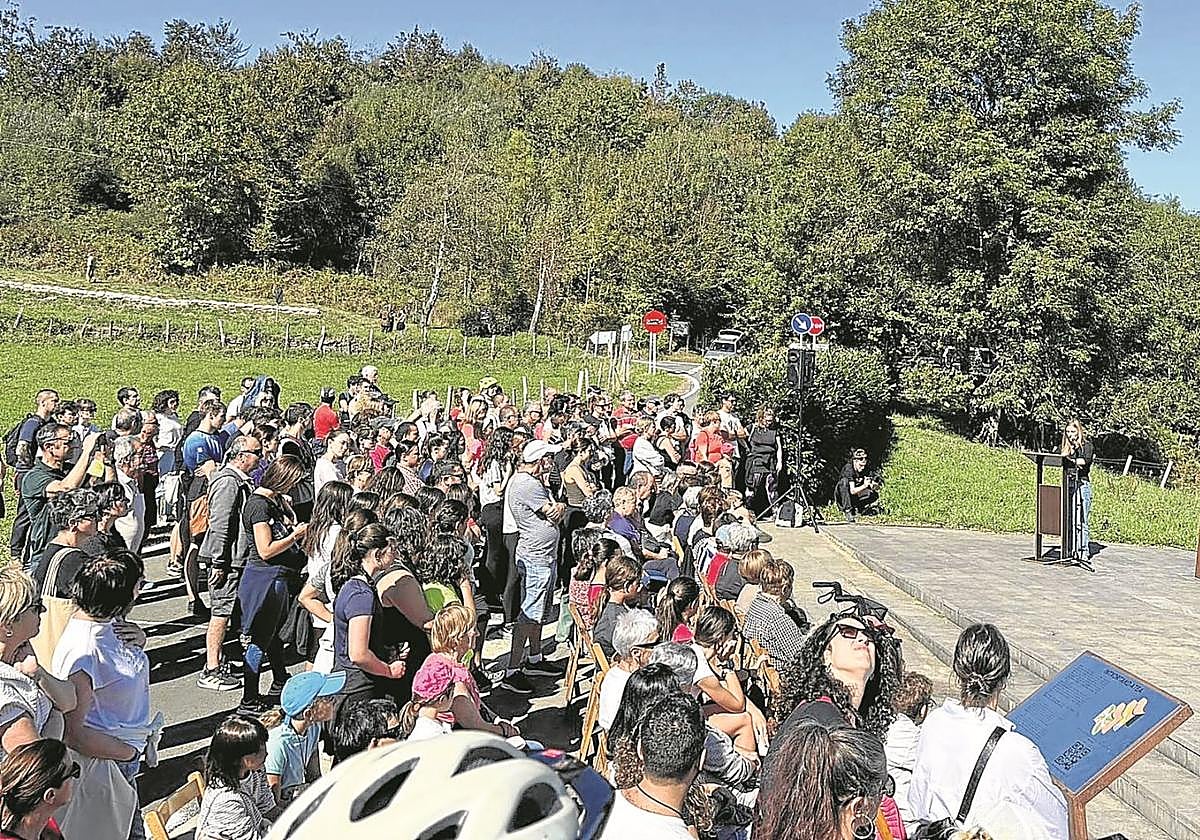 Intxortako Atea acogió el homenaje a los resistentes tras una recreación de la línea de guerra y un recorrido guiado desde el centro.