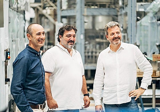 El director de operaciones, Ángel Guisado (izq.); el director del servicio técnico, Miguel Ángel Rodríguez (centro), y el CEO de Irundin, Jesús Eguiazabal.