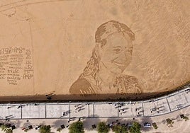 Imagen de la mujer india dibujada en la playa de La Concha de San Sebastián.