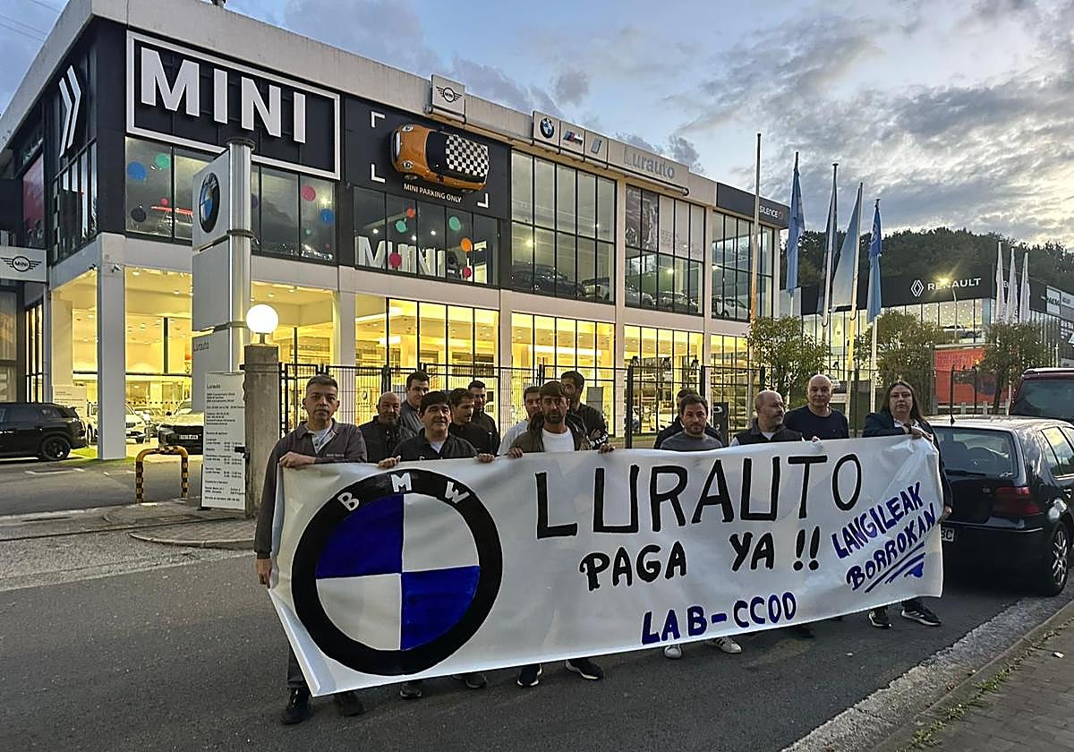 Trabajadores manifestándose frente a las oficinas de Lurauto en Oiartzun.