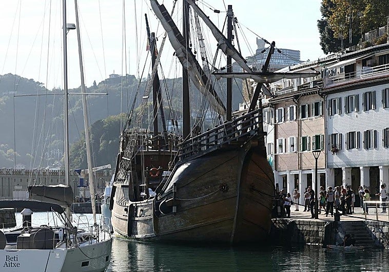 La Nao Santa María atracada junto al Museo Marítimo.
