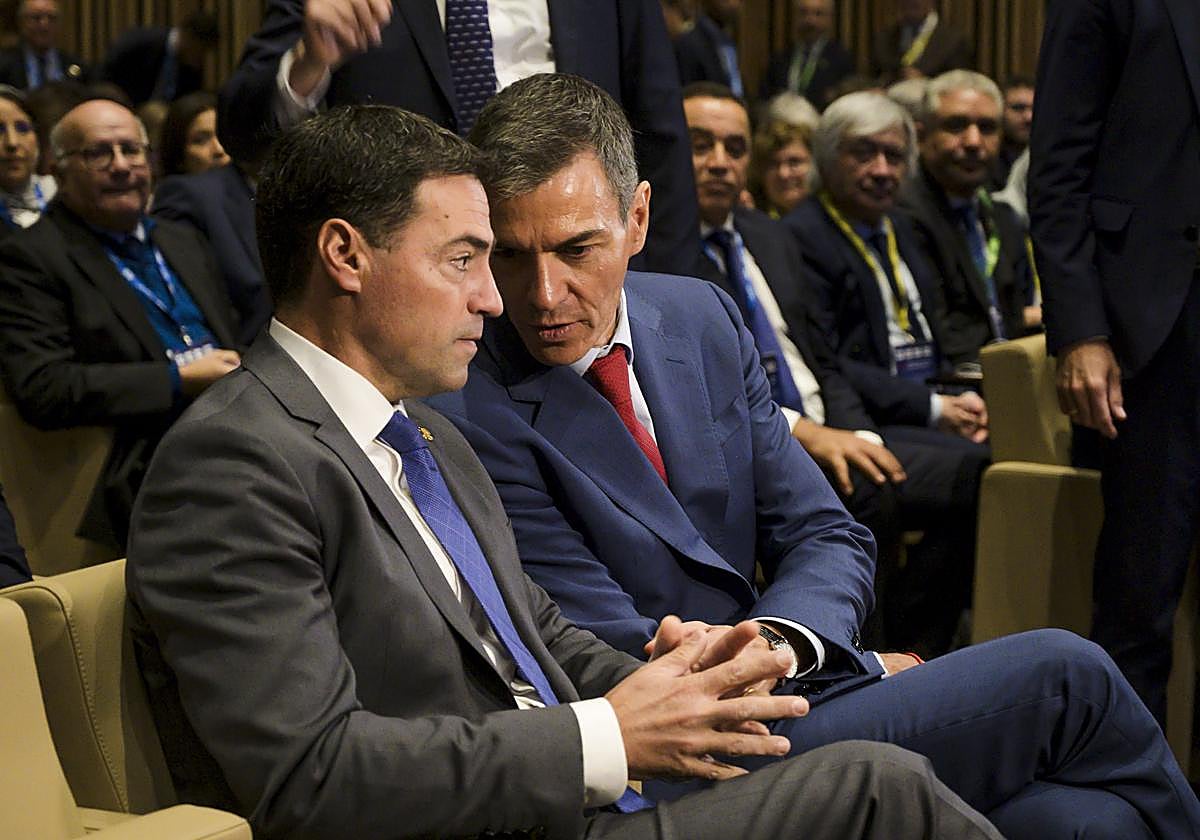 El lehendakari Imanol Pradales con Pedro Sánchez en la IX Cumbre Global de la Alianza de Gobierno Abierto de Vitoria este martes.