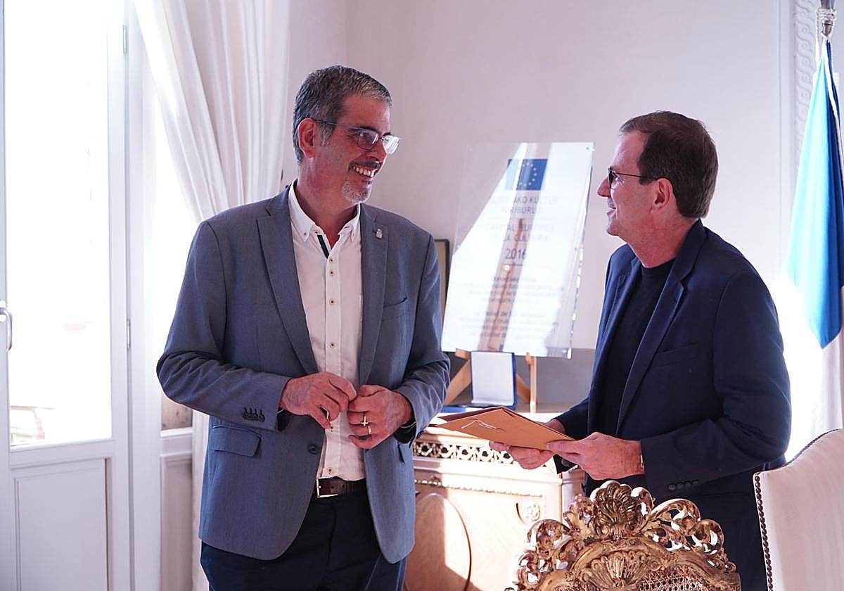 Eneko Goia y Eduardo Paes, alcalde de Río, ayer en el consistorio.