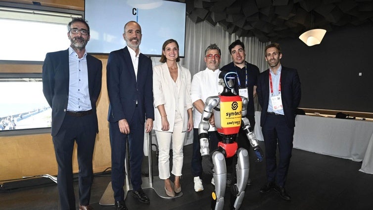 Al término del almuerzo hubo foto de familia con, de izquierda a derecha, Iñigo Olaizola, Iñigo Iribarnegaray, Ane Oyarbide, Gorka Txapartegi, Eneko Axpe e Iñigo Martín.