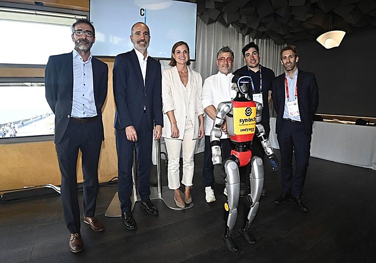 Al término del almuerzo hubo foto de familia con, de izquierda a derecha, Iñigo Olaizola, Iñigo Iribarnegaray, Ane Oyarbide, Gorka Txapartegi, Eneko Axpe e Iñigo Martín.