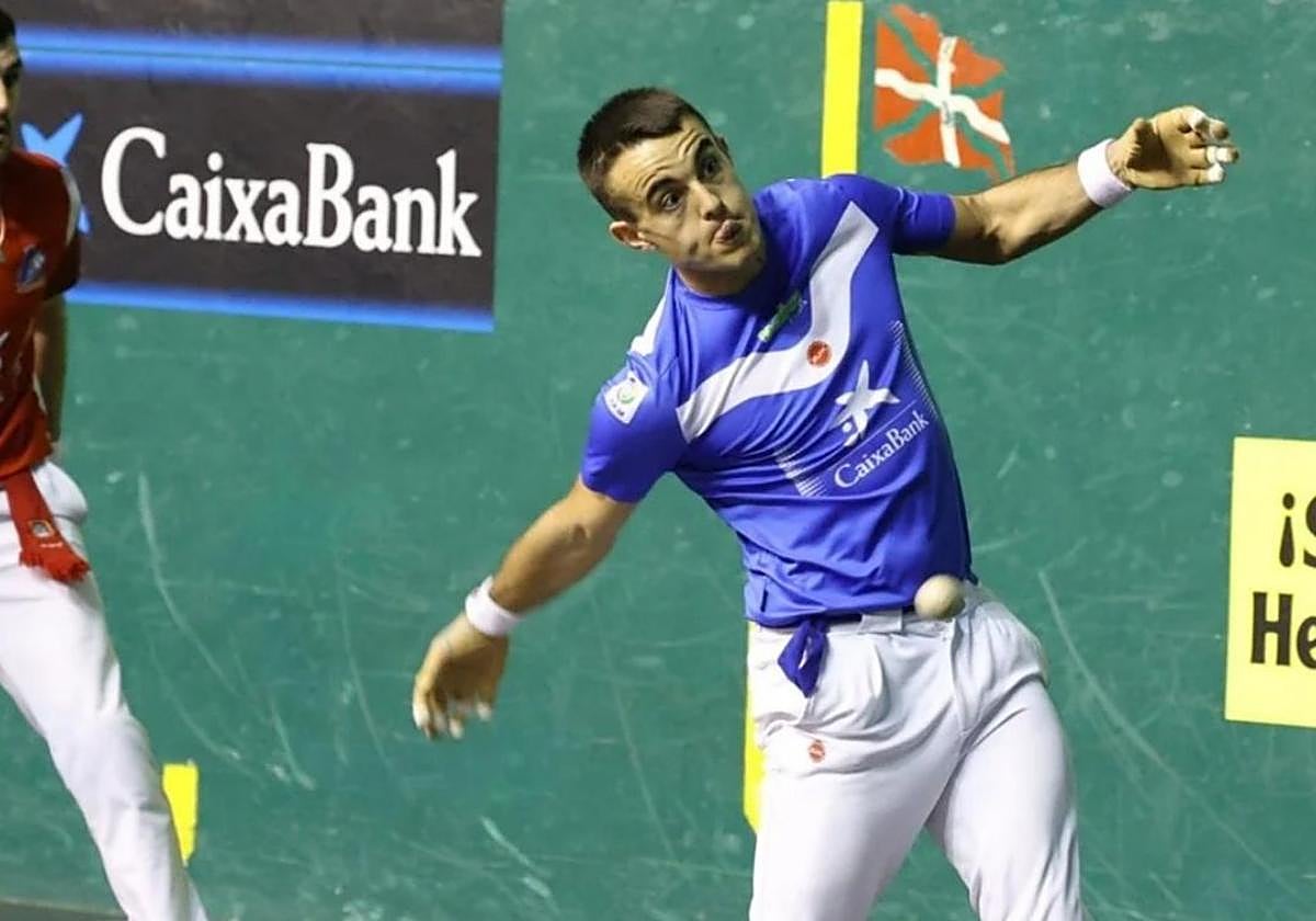 Joseba Ezkurdia eta Iker Larrazabal, apirilean Azkoitian; lehia estua izan zen eta gaztea gailendu zen 22-21.