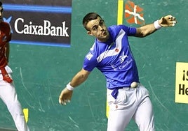 Joseba Ezkurdia eta Iker Larrazabal, apirilean Azkoitian; lehia estua izan zen eta gaztea gailendu zen 22-21.