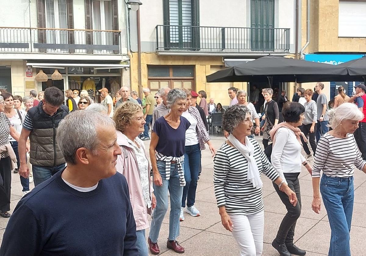 Plaza dantzek jendetza bildu zuten igandean