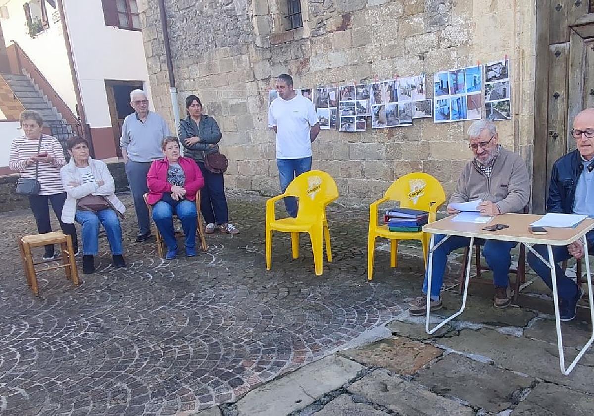 Vecinos y vecinas residentes en la calle Ermita denunciaron ayer frente al museo los problemas que vienen padeciendo desde hace años.