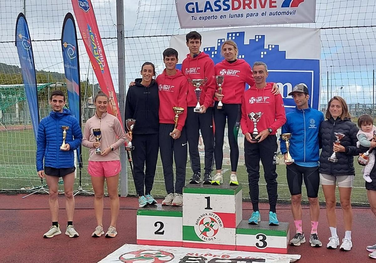 Los cinco mejores hombre y mujeres de la vigesimosexta Txingudi Korrika, que empezó con lluvia, siguió con viento y acabó con sol.