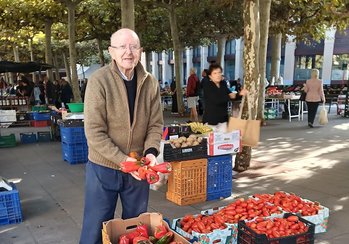 Lacalle, piperrez eta tomatez inguratuta.