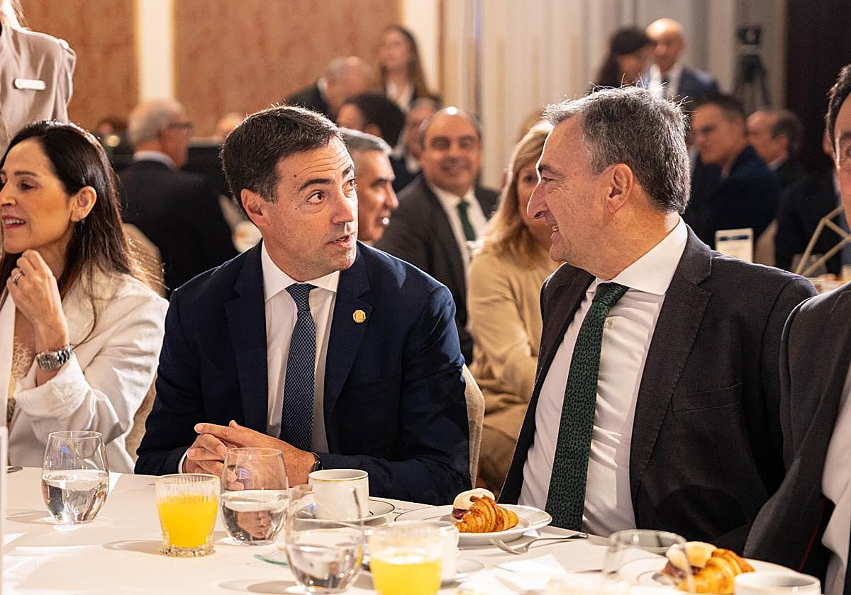 El lehendakari Imanol Pradales y el presidente del PNV, Aitor Esteban.