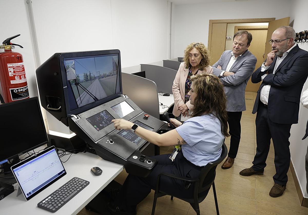 La consejera García Chueca observa el nuevo simulador instalado en Araso junto a Javier Seoane y Antonio López.