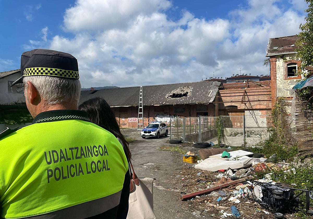 Estado del pabellón Pequeña Velocidad, este mediodía, una vez sofocado el incendio que afectado al tejado.