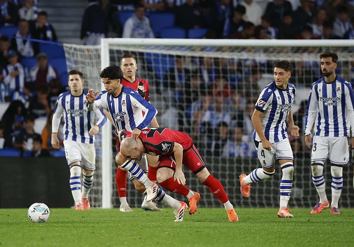 Soler pugna con Isi en el partido contra el Rayo Vallecano del pasado domingo