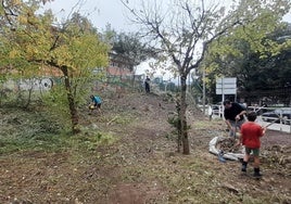 Los vecinos de Altza desbrozando el parque el pasado sábado.
