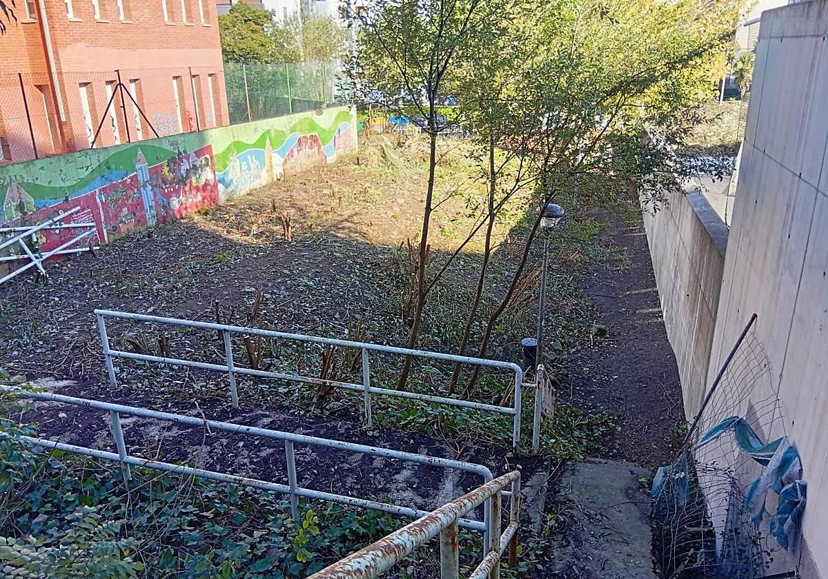 Así ha quedado el parque con amianto situado en el paseo Casares 153 de Altza tras la limpieza «ilegal» llevada a cabo por los vecinos.