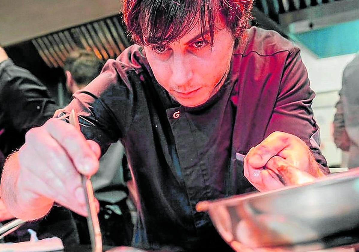 Berto, elaborando en la cocina de su restaurante algunos platos de marisco y pescado.
