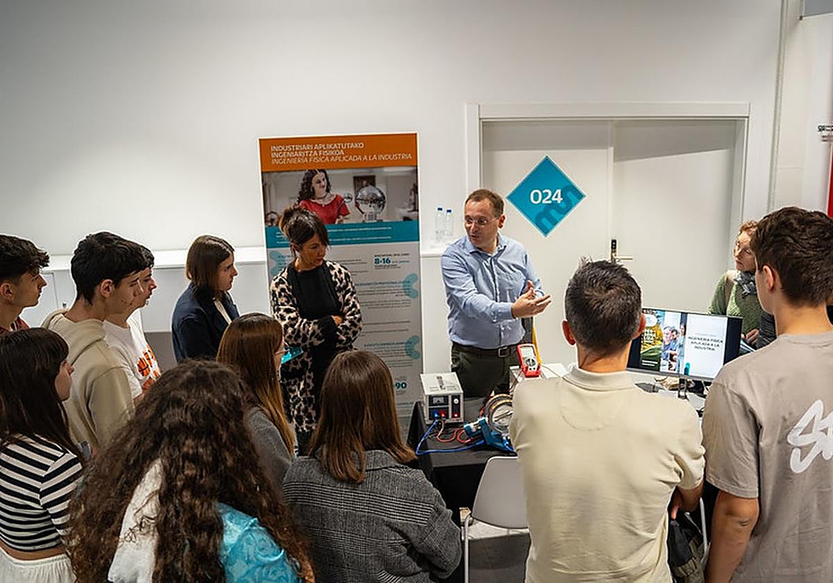 Estudiantes asisten a una anterior feria de presentación de grados de Mondragon Unibertsitatea