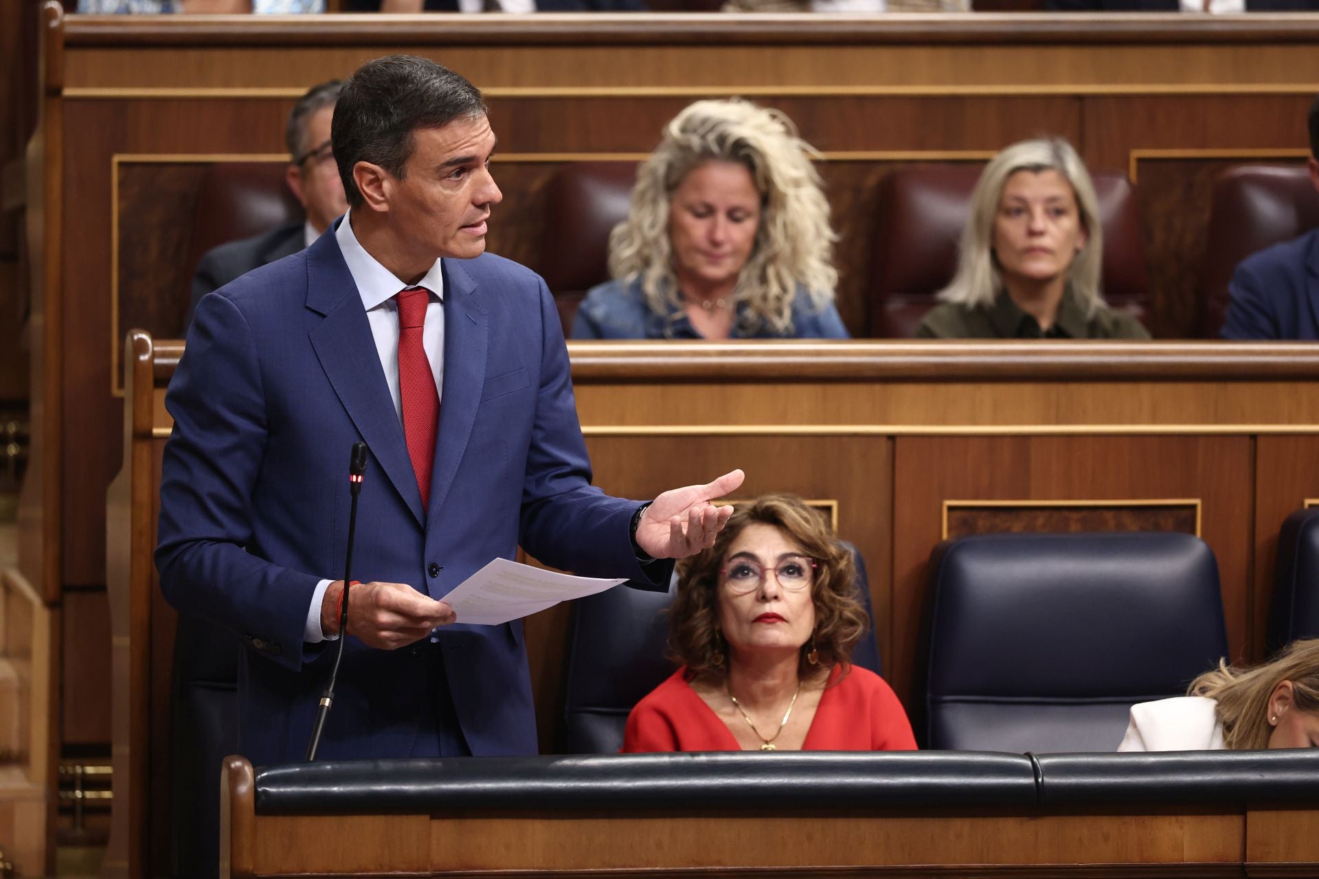 El presidente del Gobierno Pedro Sánchez responde a la portavoz jeltzale Maribel Vaquero en el pleno de control del Congreso este miércoles.
