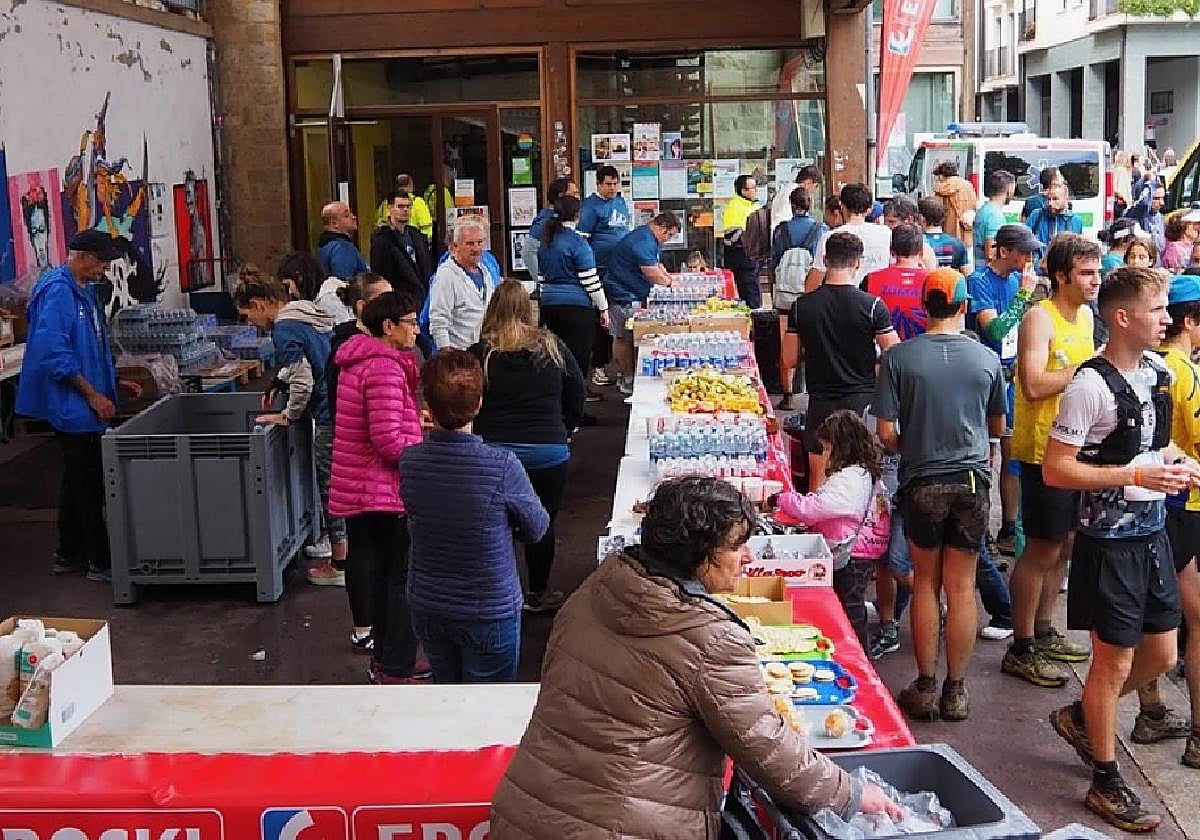 Boluntarioak eta parte-hartzaileak Beheko Plazako gunean.