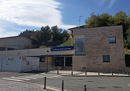El actual edificio que alberga el ambulatorio será derruido, para dar cabida al nuevo centro de salud de la localidad.