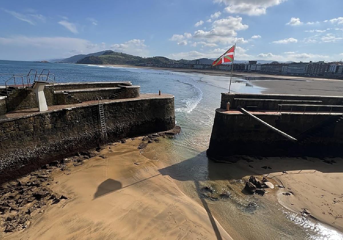 Con la bajamar, una playa dentro del puerto