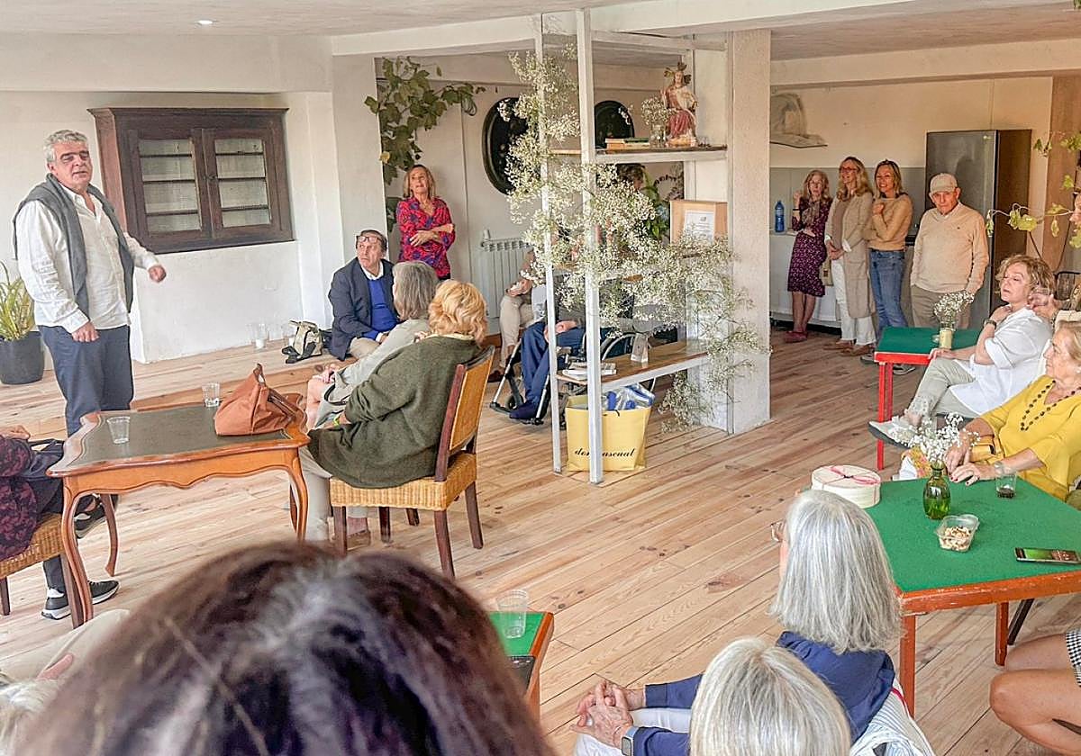 El maestro Manuel de la Maza explica detalles del juego del bridge.