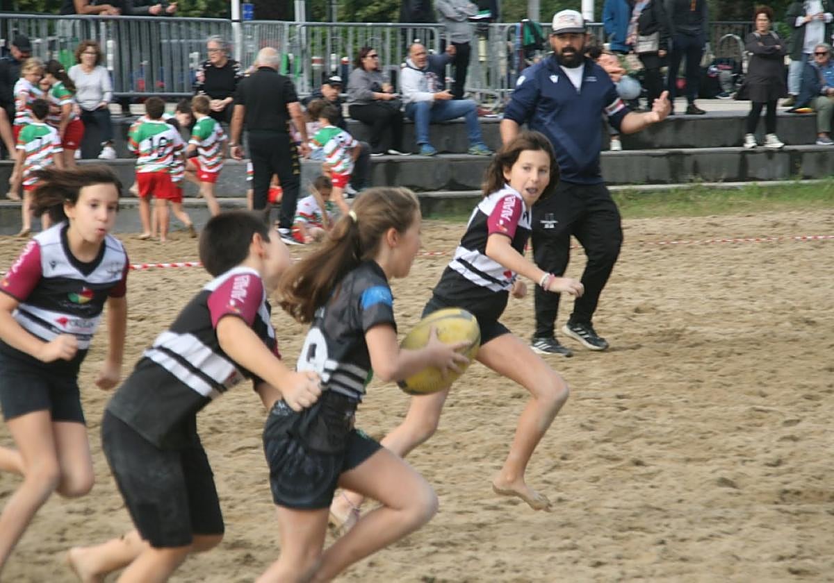 Niños y niñas disfrutaron el encuentro de escuelas en Hondarribia.
