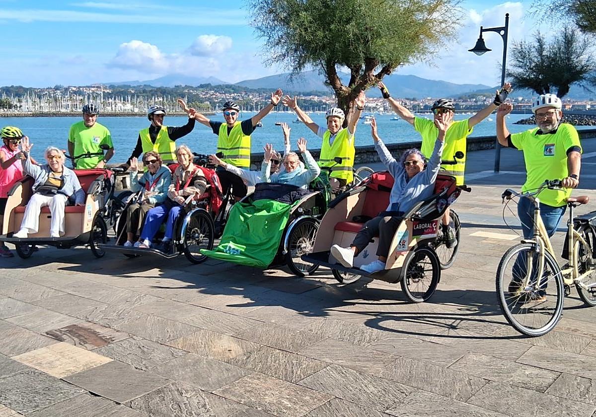 Uno de los paseos en los triciclos de Nagusikleta realizados por voluntarios de Balazta Elkartea.