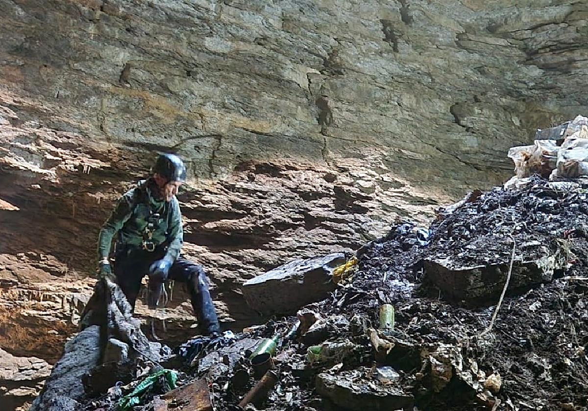 Bertikalan enpresako kideak bi aste daramatzare kobazuloa aseguratu eta garbitzen Lurpea garbiko kideen laguntzarekin.