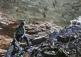 Bertikalan enpresako kideak bi aste daramatzare kobazuloa aseguratu eta garbitzen Lurpea garbiko kideen laguntzarekin.